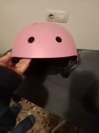 Casco rosa para patinar