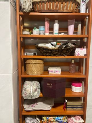 Estantería de baño de madera y mimbre