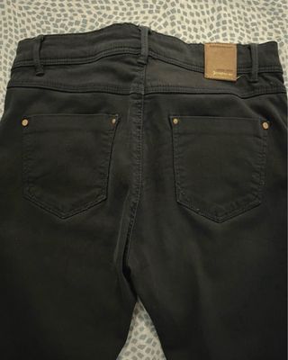 Pantalón vaquero negro desgastado