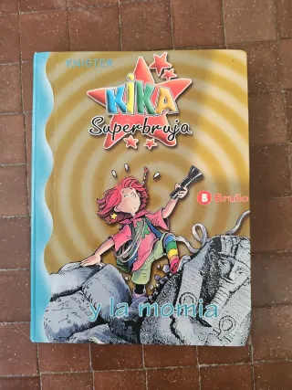 Kika Superbruja y la momia (Spanish Edition)
