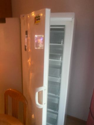 Nevera vertical Siemens y congelador zanussi