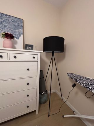 Lámpara de pie negra moderna