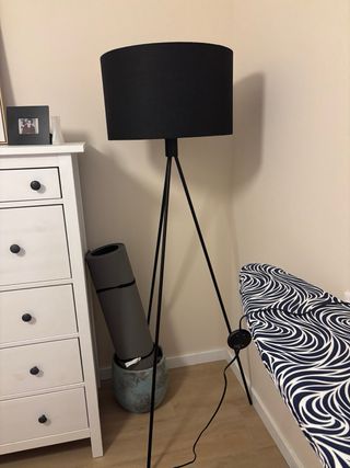 Lámpara de pie negra moderna