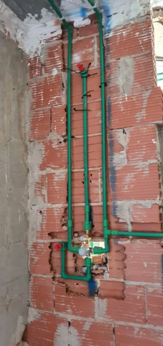 Fontaneros con experiencia demostrable.