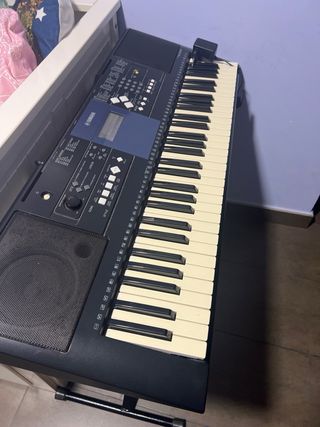 Teclado Yamaha con soporte