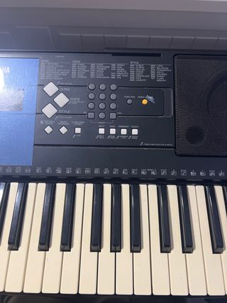 Teclado Yamaha con soporte