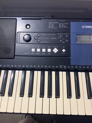 Teclado Yamaha con soporte