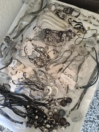 Lote 100 piezas de Bisutería CHENY'S.