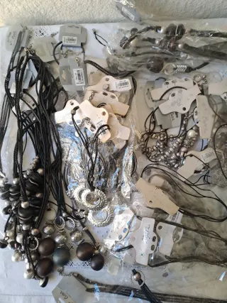 Lote 100 piezas de Bisutería CHENY'S.