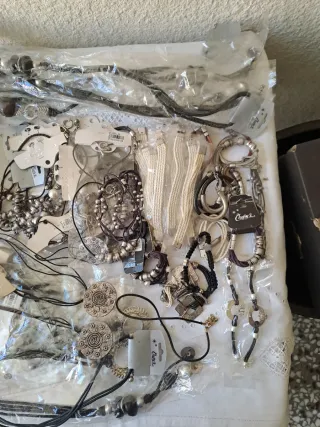 Lote 100 piezas de Bisutería CHENY'S.