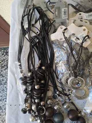 Lote 100 piezas de Bisutería CHENY'S.