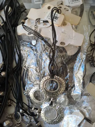 Lote 100 piezas de Bisutería CHENY'S.