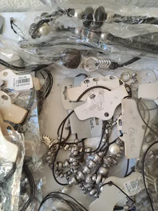 Lote 100 piezas de Bisutería CHENY'S.