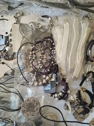 Lote 100 piezas de Bisutería CHENY'S.