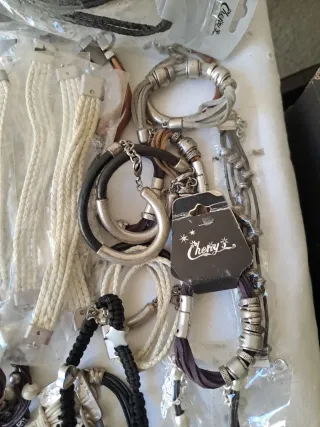 Lote 100 piezas de Bisutería CHENY'S.