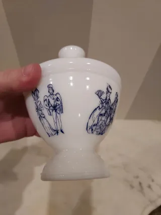 Tarro antiguo de vidrio con tapa