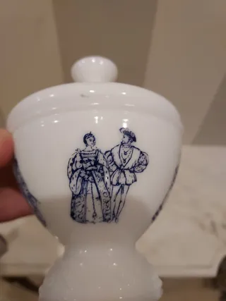 Tarro antiguo de vidrio con tapa