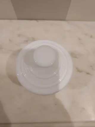 Tarro antiguo de vidrio con tapa