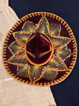 Traje de disfraz beige y multicolor