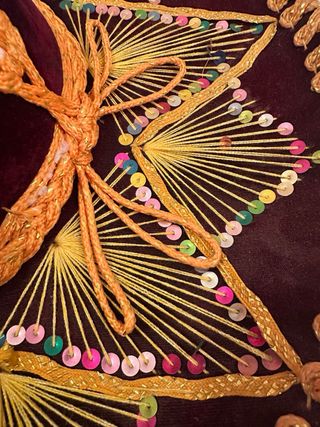 Traje de disfraz beige y multicolor