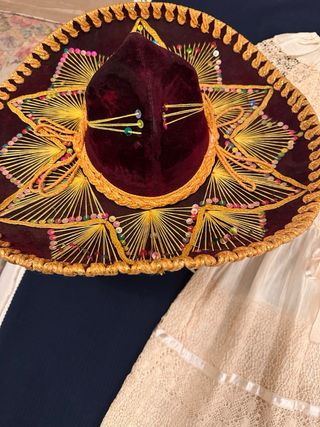 Traje de disfraz beige y multicolor