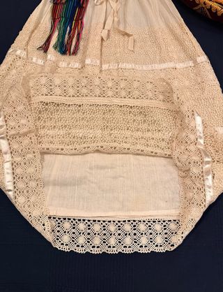 Traje de disfraz beige y multicolor