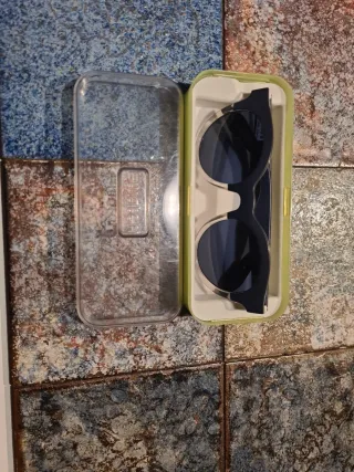 Occhiali da sole Swatch neri e blu con astuccio