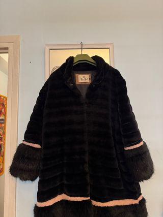 Chaquetón negro piel sintética negra con rosa