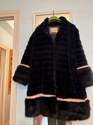 Chaquetón negro piel sintética negra con rosa