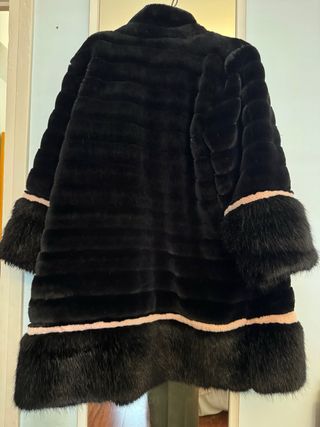 Chaquetón negro piel sintética negra con rosa