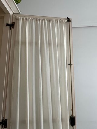 Armario blanco con espejo y puertas de cristal