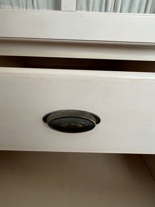 Armario blanco con espejo y puertas de cristal