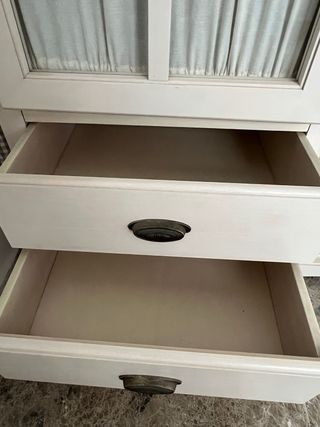 Armario blanco con espejo y puertas de cristal