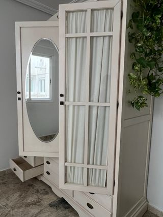 Armario blanco con espejo y puertas de cristal
