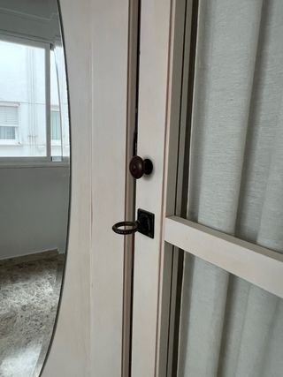 Armario blanco con espejo y puertas de cristal