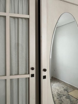 Armario blanco con espejo y puertas de cristal