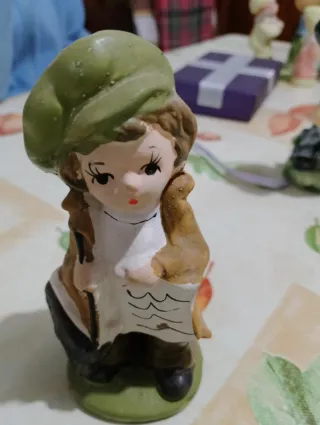 Statuina bambina con cappello verde