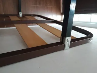 Somier de madera y metal con patas