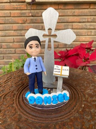 Figura niño comunión personalizada cruz