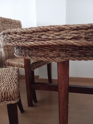 Mesa y 4 sillas de comedor ratán