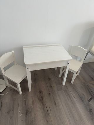 Mesa pupitre infantil con 2 sillas