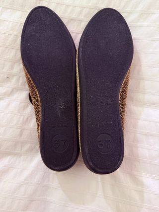Zapatos dorados T.37 con hebilla brillante SKA
