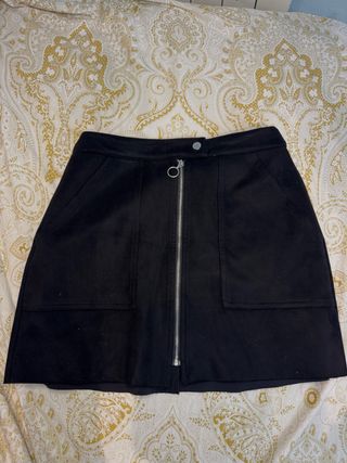 Falda negra con cremallera frontal