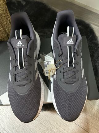 Zapatillas Adidas Grises y Blancas