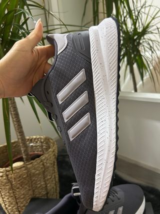 Zapatillas Adidas Grises y Blancas