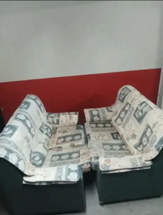 Pareja de sofás verdes y multicolor