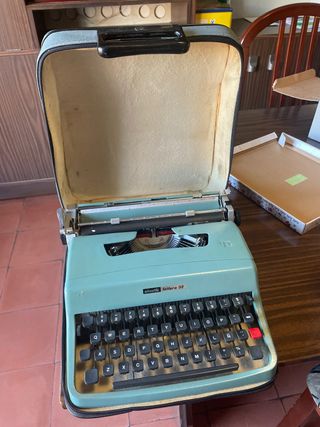 Maquina de escribir olivetti lettera 32