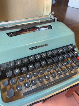 Maquina de escribir olivetti lettera 32