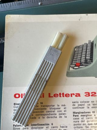 Maquina de escribir olivetti lettera 32