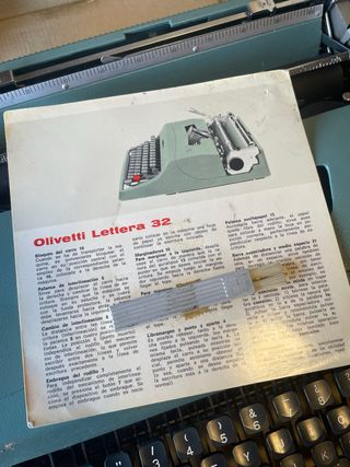 Maquina de escribir olivetti lettera 32
